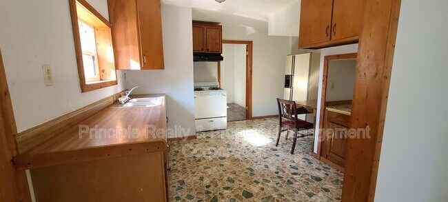 Building Photo - 305 W Kell St