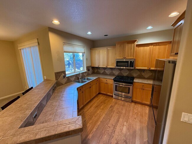 Building Photo - 3 Bedroom, 2 Bathroom Single-Level Duplex in The Stonegate Community