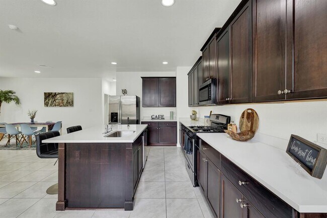 Building Photo - 216 Mary Max Cir