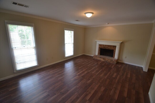 Building Photo - 2550 Broadmoor Ct