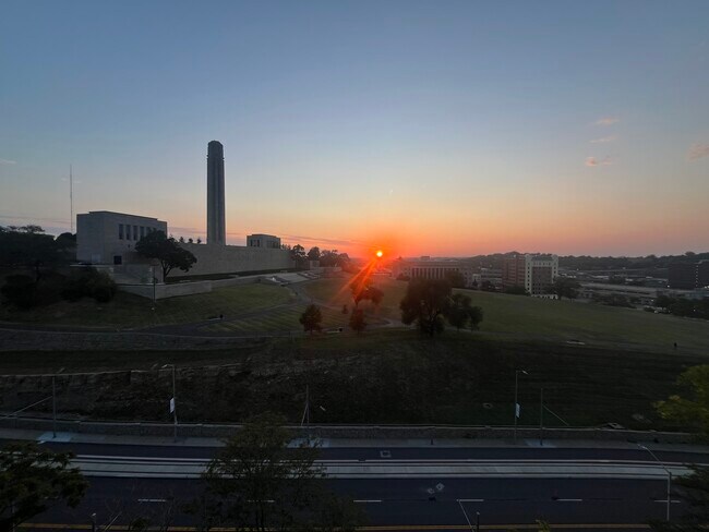 Foto del edificio - 2525 Main St