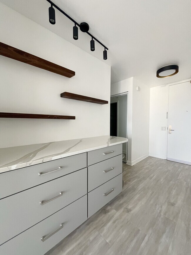 Building Photo - 4343 N Clarendon Ave