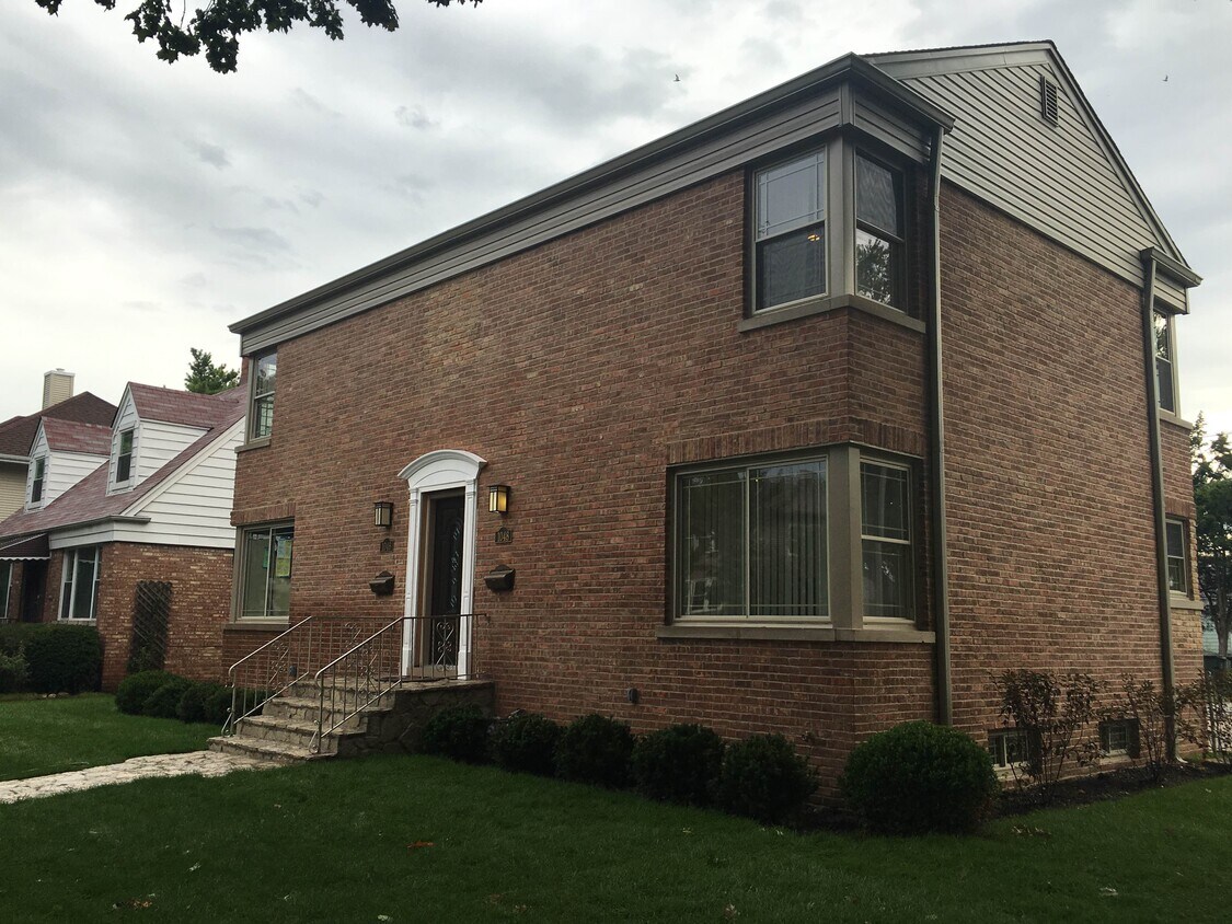 1048 Hannah Ave, Forest Park, IL 60130 Townhome Rentals in Forest