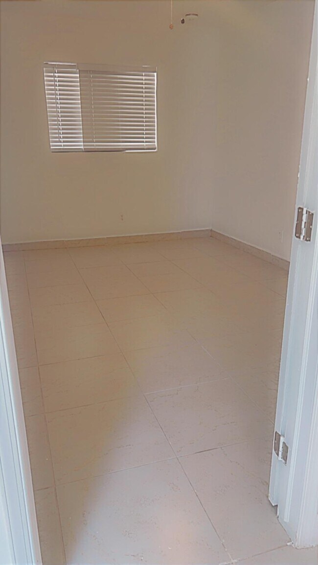 Foto del edificio - 908 NW 10th St