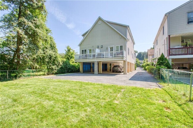 Back - 22 Hollow Wood Ln