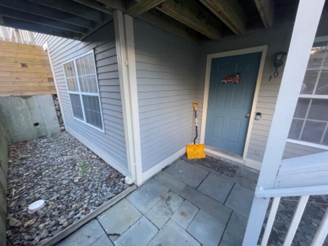 Building Photo - 10 Manorwood Dr