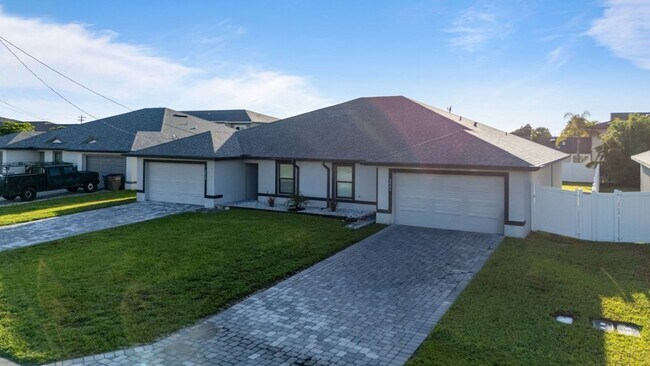 Foto del edificio - Large 3 bedroom 2 Bath Half Duplex with Ya...