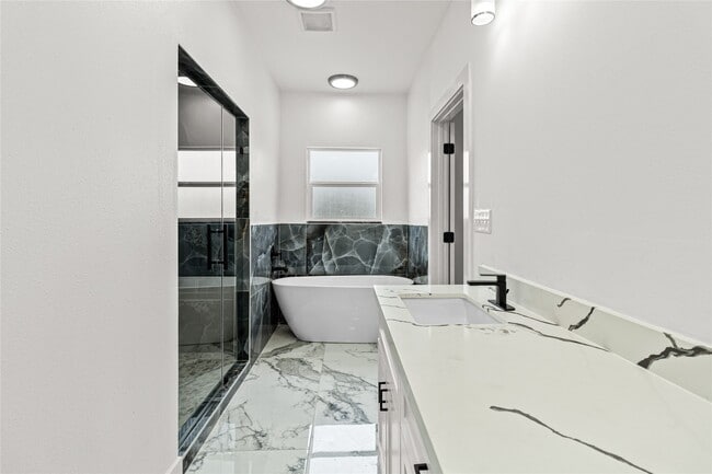 Building Photo - 2204 Hoskins Dr