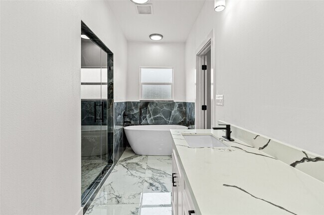Foto del edificio - 2204 Hoskins Dr