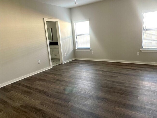 Building Photo - 200 Tricha Cir