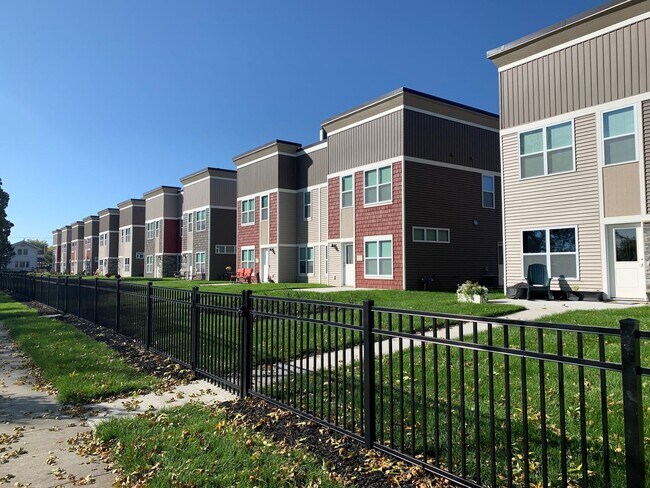 Building Photo - Ellis Flats Townhomes | Modern 3 Bedroom /...