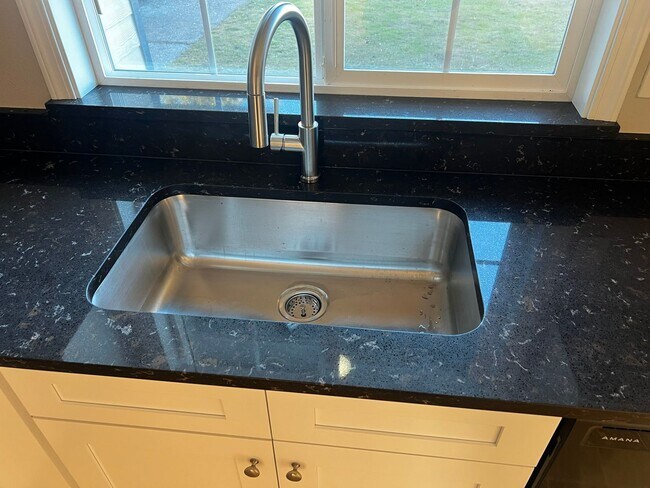 Foto del edificio - New carpet, kitchen, appliances, paint! Great neighborhood.