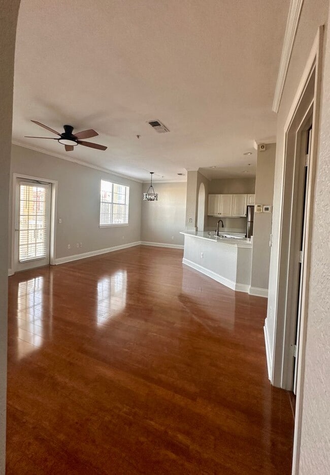 Foto del edificio - Elegant 1Brm 1Ba wood floors, quartz counters and more!