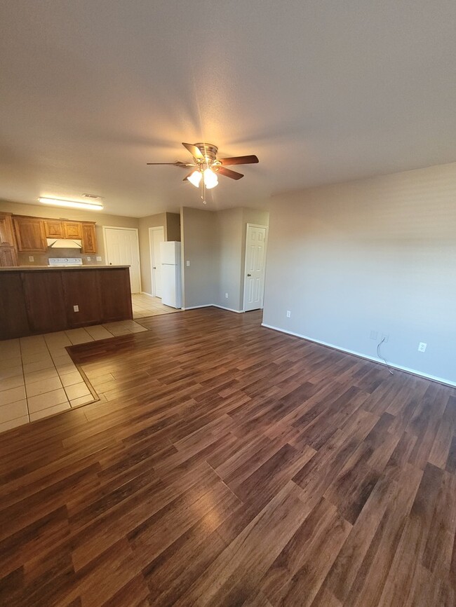 Building Photo - 3 bed 2 bath home with carport, move in re...