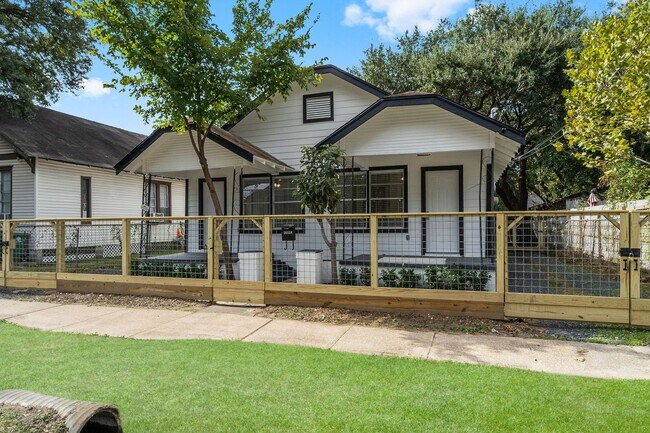 Building Photo - 1615 McKee St