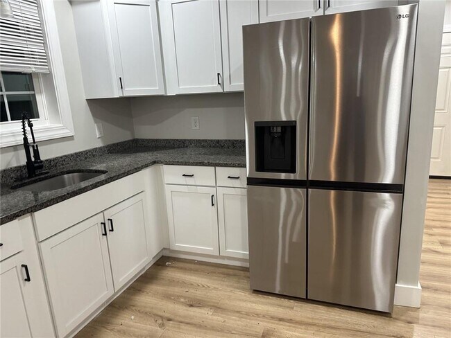 Building Photo - 697 Manton Ave