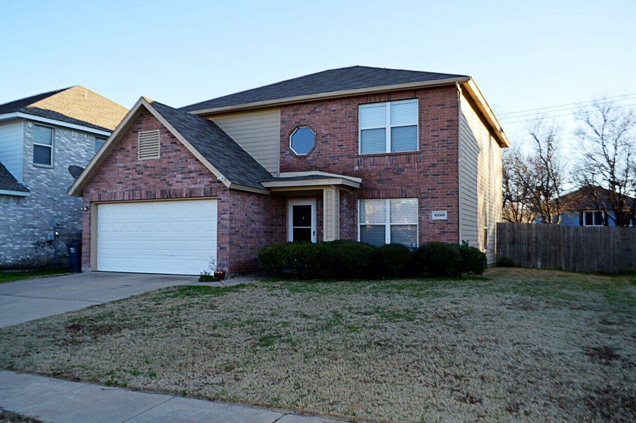 Foto principal - Large 2 story home with easy access to 820...
