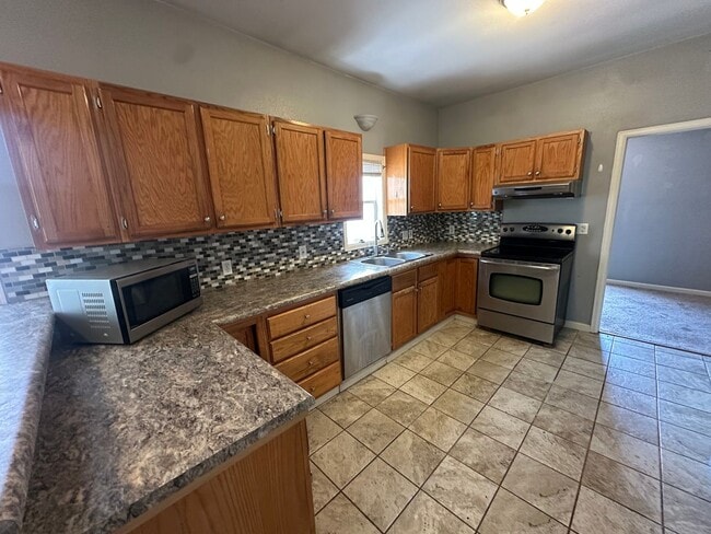 Building Photo - 4415 Umatilla St