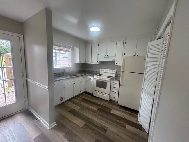 Building Photo - 940-702 Glenn Street, West Columbia, SC 29169