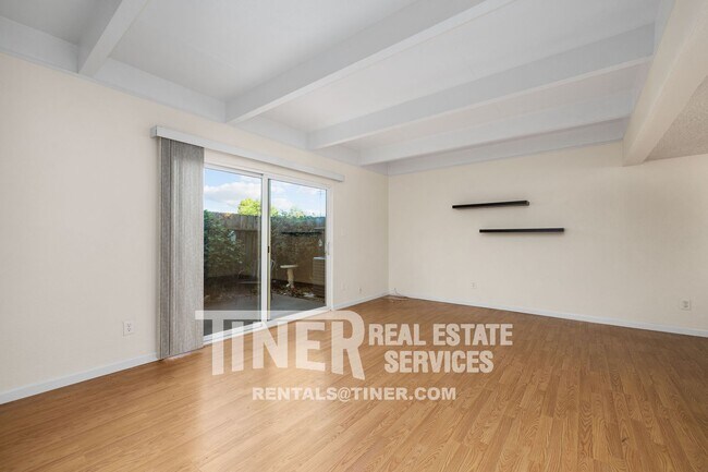 Building Photo - Bright, Well-Maintained 3 Bedroom Condo