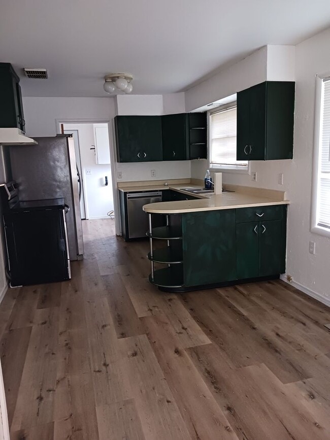Building Photo - Nice home with big backyard