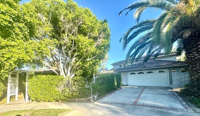 Foto del edificio - Elegant 4 bedroom, 3 bath large home locat...