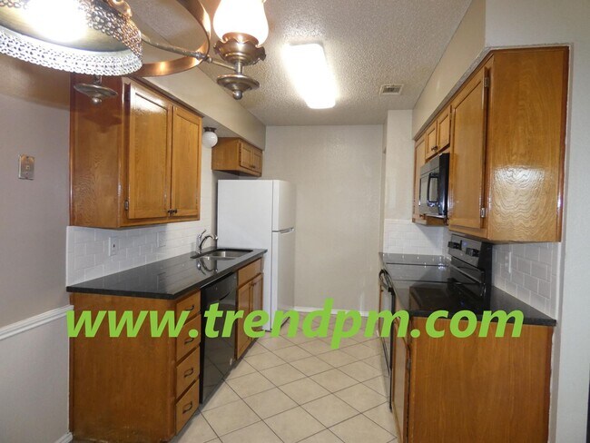 Building Photo - Updated 2 bedroom/2 bath townhome with 1 c...