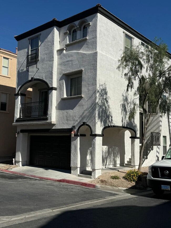 Foto del edificio - Spacious Tri-Level Home with 4 Bedrooms & ...
