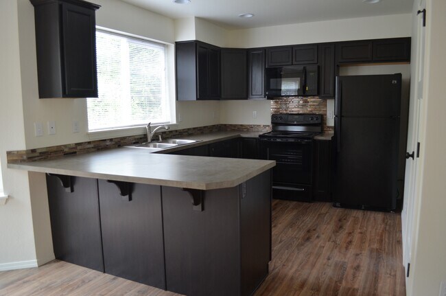Amplia cocina con mucho espacio de almacenamiento. - 204 SW Moorea Ln