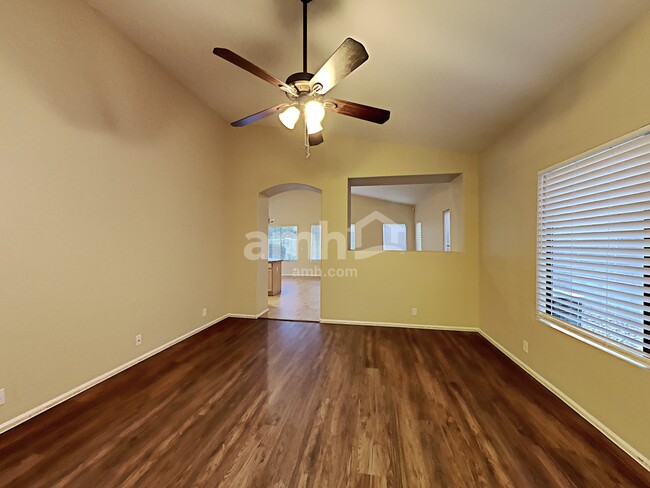 Foto del edificio - 8781 W Laurel Ln