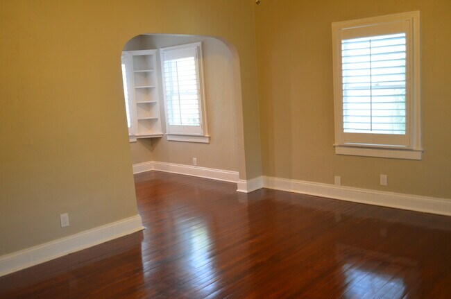 LivRm mirando la cocina - 1642 Van Buren St