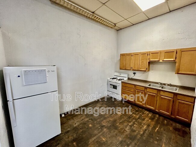 Foto del edificio - 208 E Main St