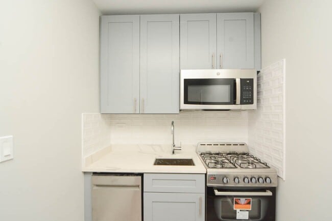 Building Photo - 510 W Belmont Ave