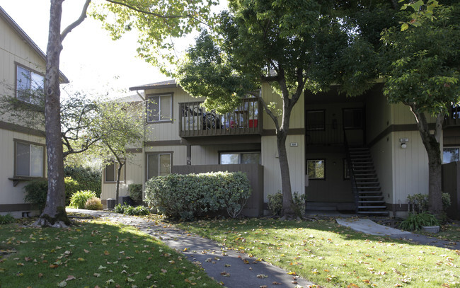 Foto del edificio - Golf Course Square Apartments