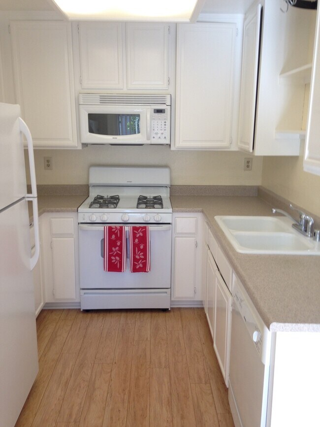 Building Photo - Lovely 2 Bedroom / 1 Bath Columbia Square ...