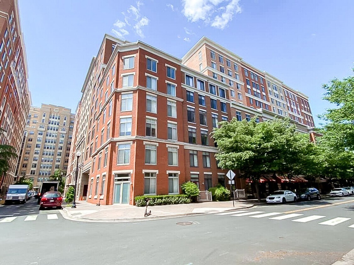 Foto principal - Luxurious 2 Bed 2.5 Bath Condo In Sought A...