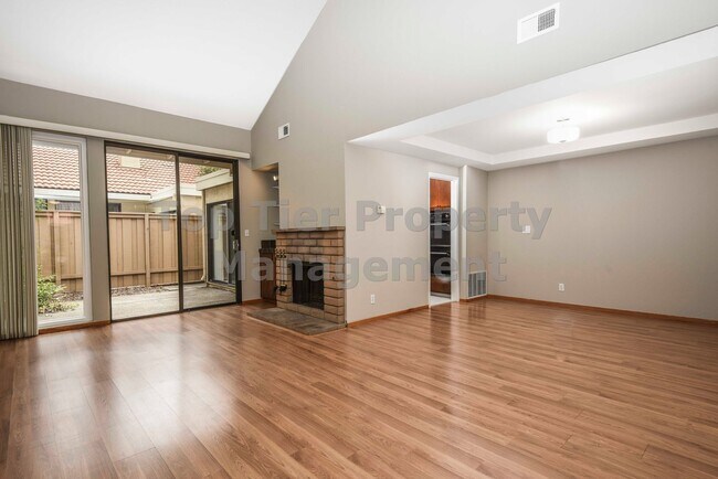 Foto del edificio - 117 Northcreek Cir