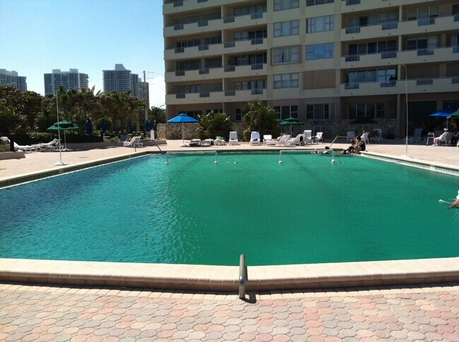 Foto del edificio - 3180 S Ocean Dr