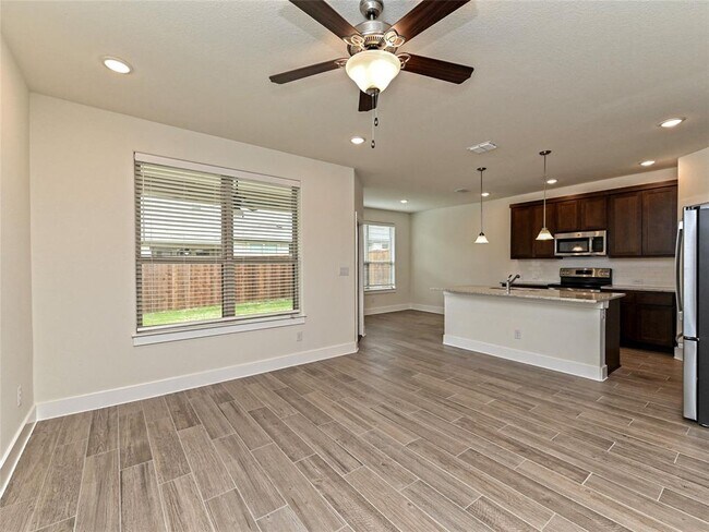 Building Photo - 425 Parkline Dr