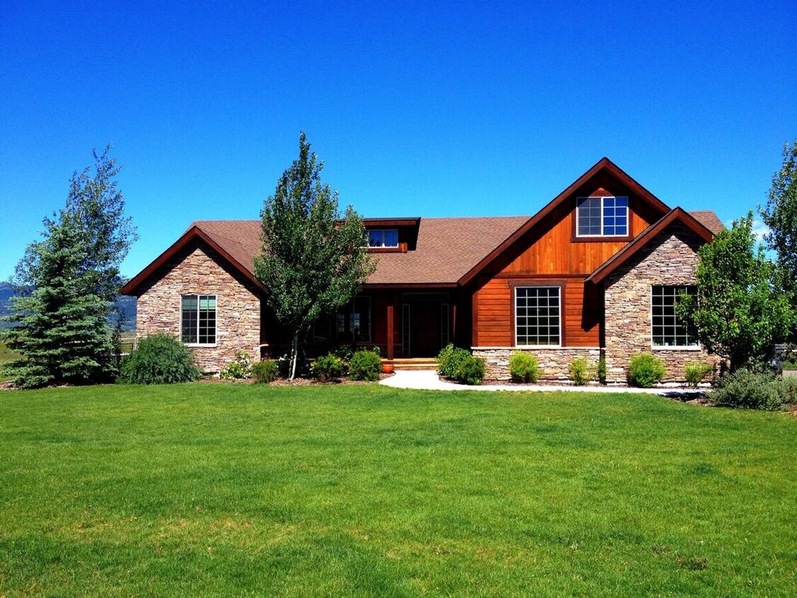 Primary Photo - Mid-Valley Gem: Hot Tub & Mountain Views