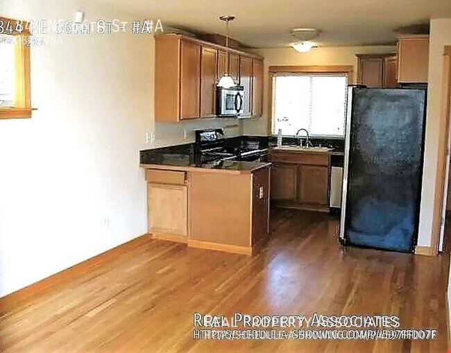 Building Photo - Townhome - 1/2 block to light rail - 1 car...