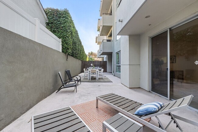 Foto del edificio - 2240 S Beverly Glen Blvd