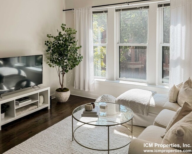 Building Photo - 1930 N Lincoln Ave