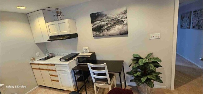 Foto del edificio - 6360 Silver Ridge Cir