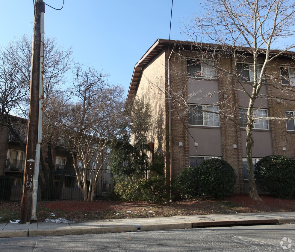 Building Photo - 2430 Elvans Rd SE