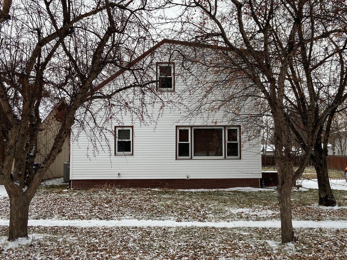 414 13th St N, Moorhead, MN 56560 House Rental in Moorhead, MN