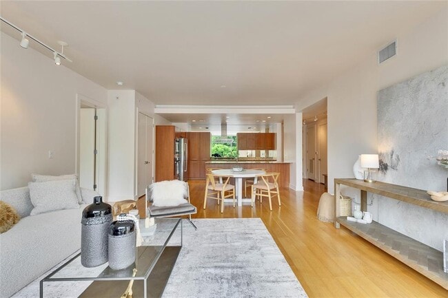 Building Photo - 210 Lee Barton Dr