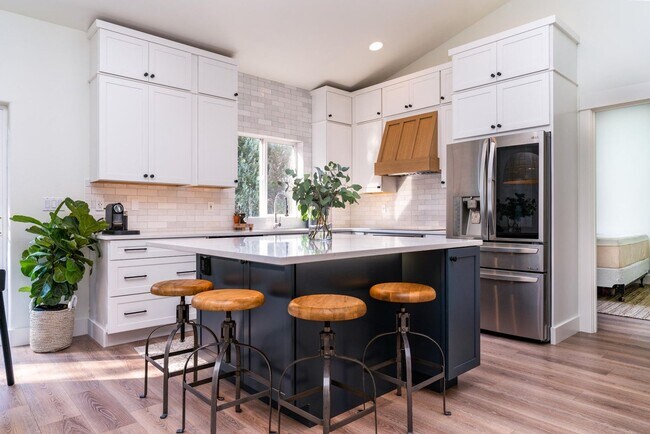 Building Photo - Prime Bend Location: Spacious 3-Bedroom, 2...