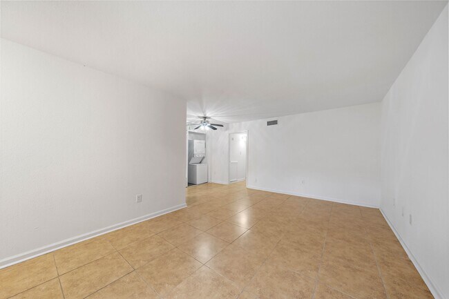 Foto del edificio - 711 Holiday Dr