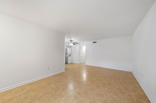 Building Photo - 711 Holiday Dr